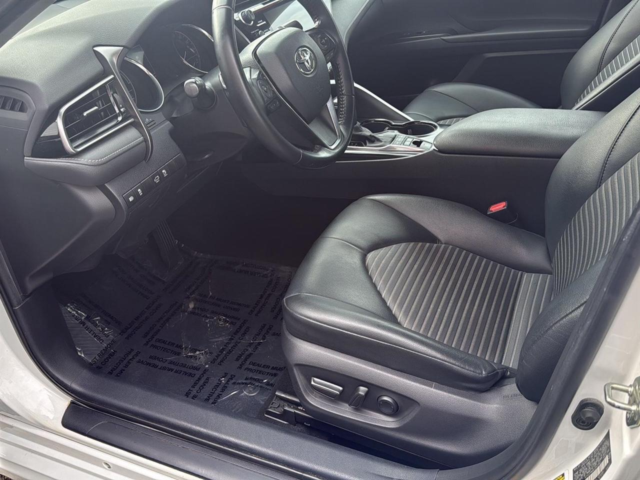 Toyota Camry Hybrid SE CVT (Natl) 2020