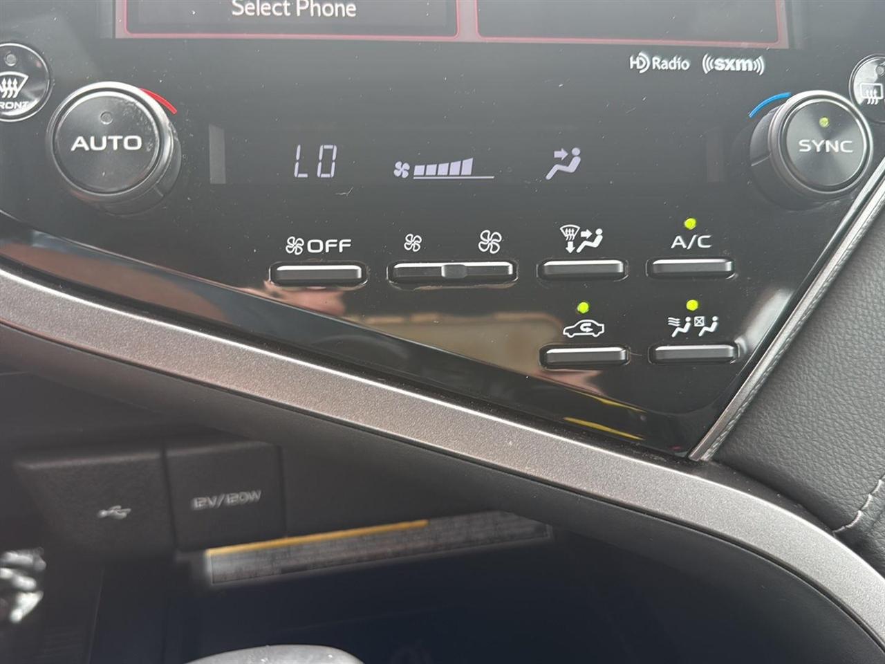 Toyota Camry Hybrid SE CVT (Natl) 2020