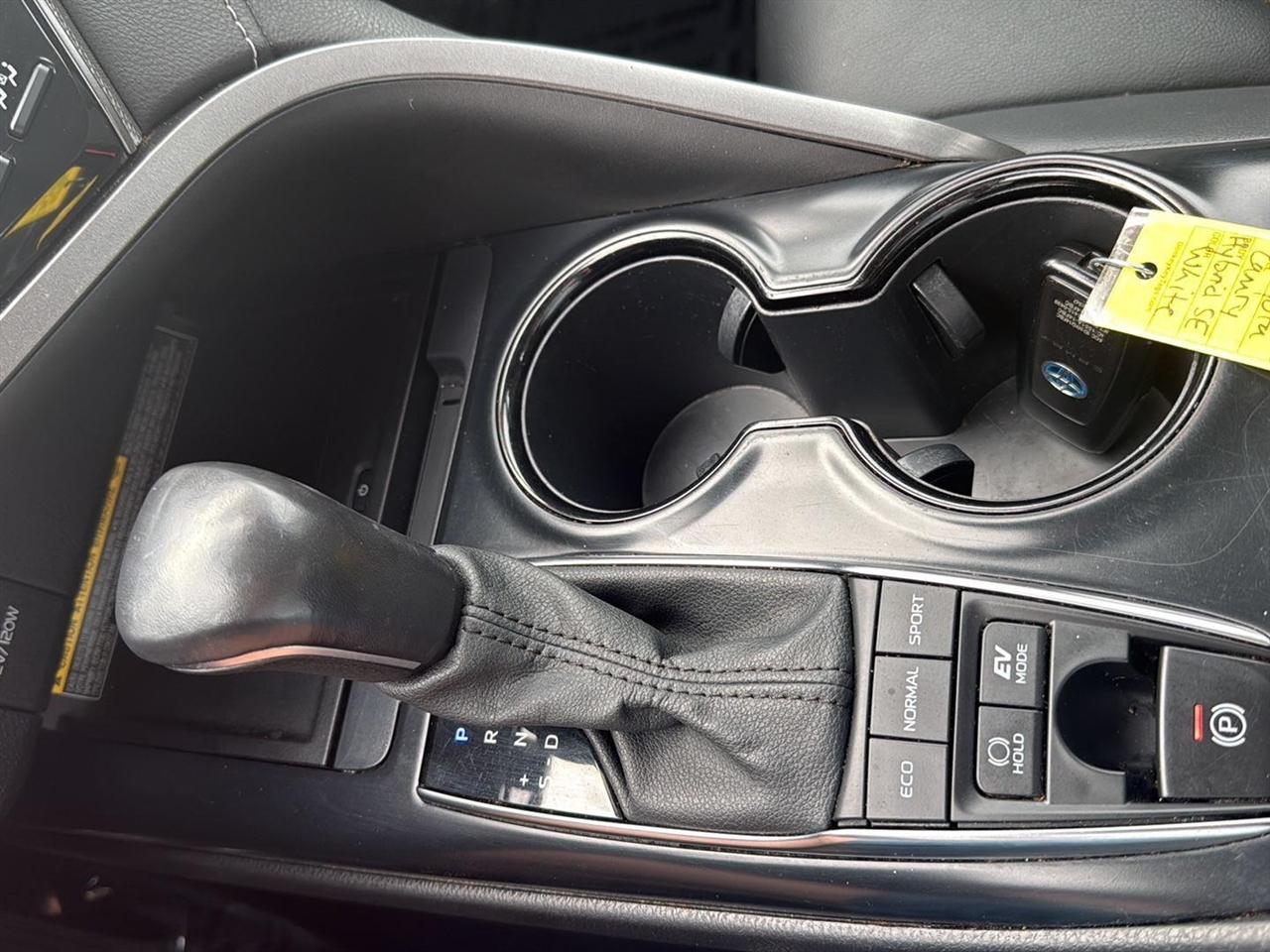 Toyota Camry Hybrid SE CVT (Natl) 2020