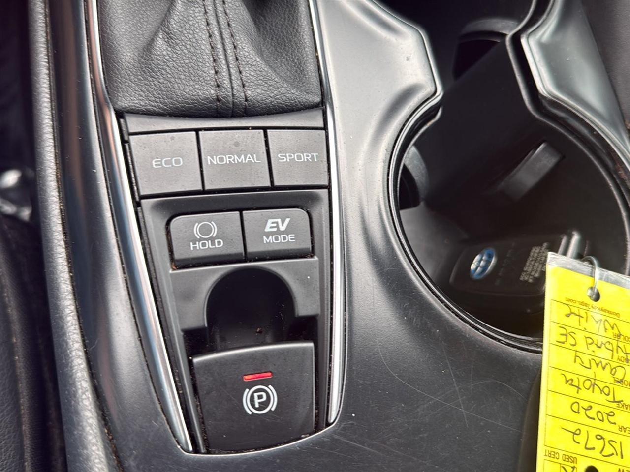 Toyota Camry Hybrid SE CVT (Natl) 2020
