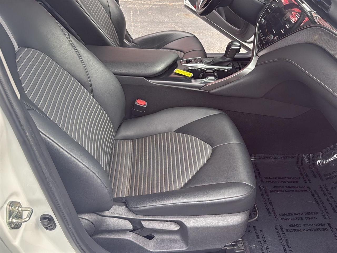 Toyota Camry Hybrid SE CVT (Natl) 2020