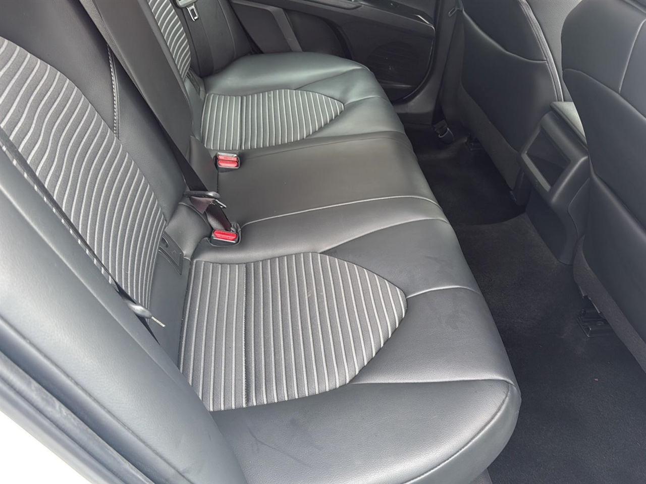 Toyota Camry Hybrid SE CVT (Natl) 2020
