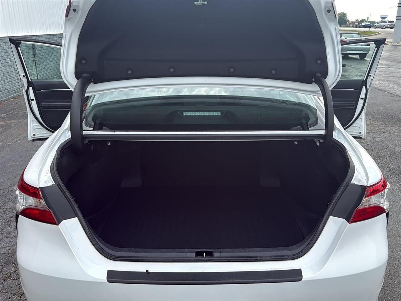 Toyota Camry Hybrid SE CVT (Natl) 2020