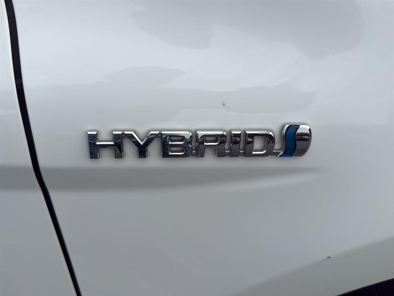 Toyota Camry Hybrid SE CVT (Natl) 2020