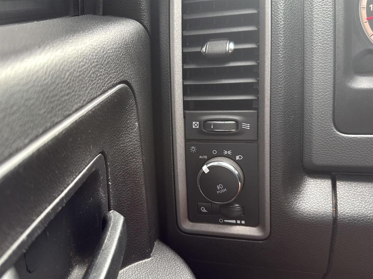 RAM 1500 Express 4x4 Crew Cab 5'7" Box 2018