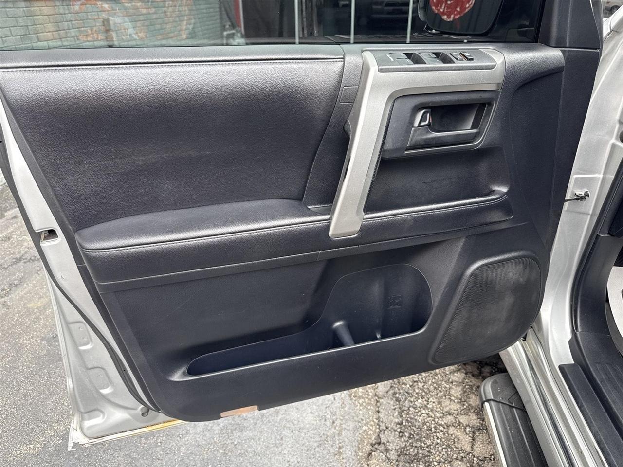 Toyota 4Runner 4WD 4dr V6 SR5 (Natl) 2012