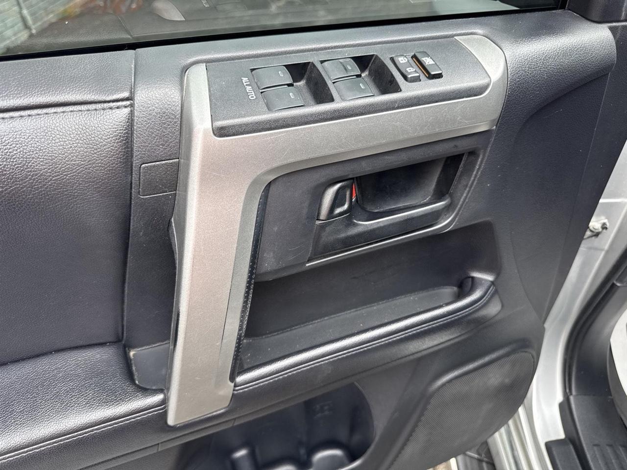 Toyota 4Runner 4WD 4dr V6 SR5 (Natl) 2012