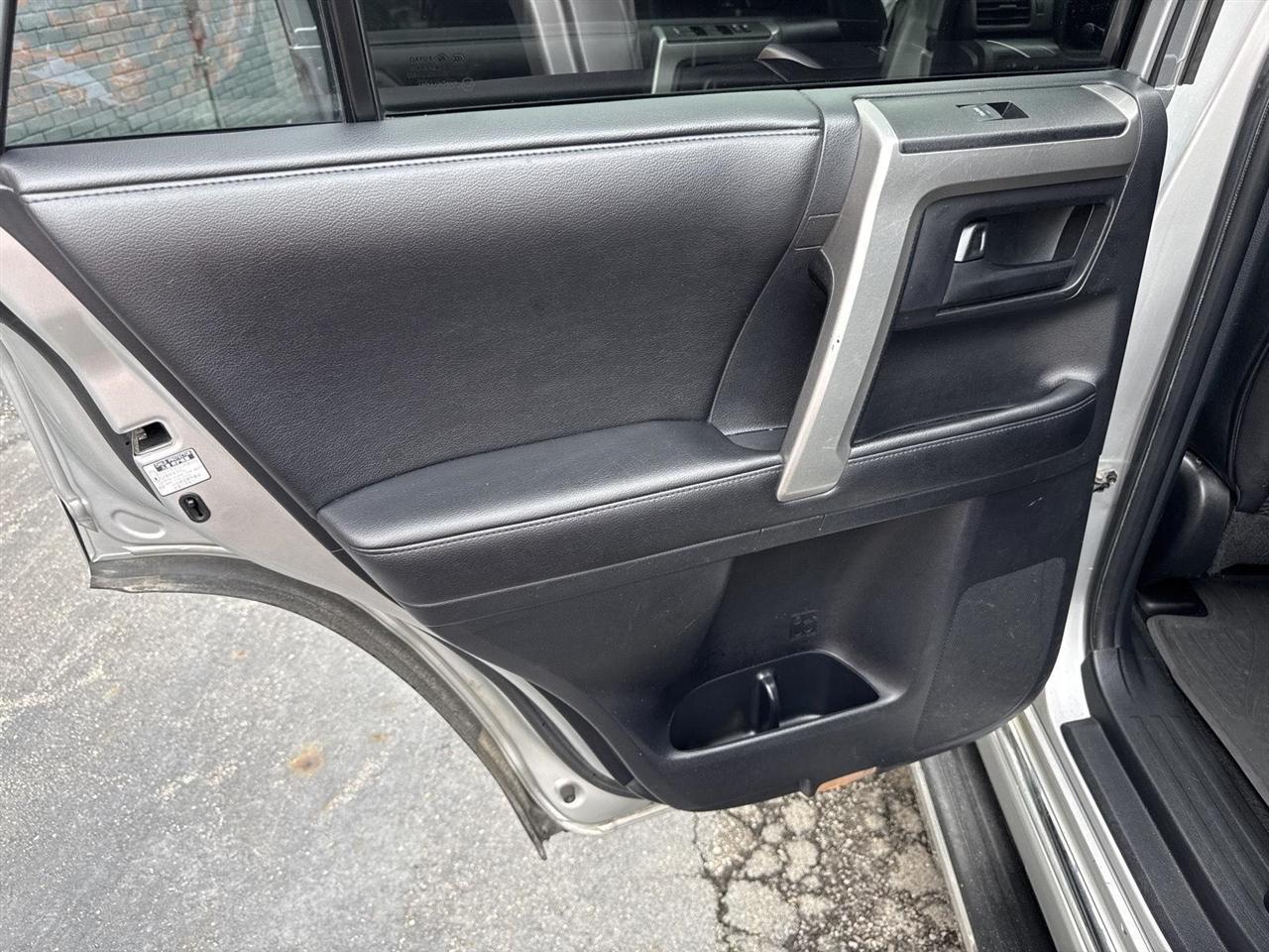 Toyota 4Runner 4WD 4dr V6 SR5 (Natl) 2012