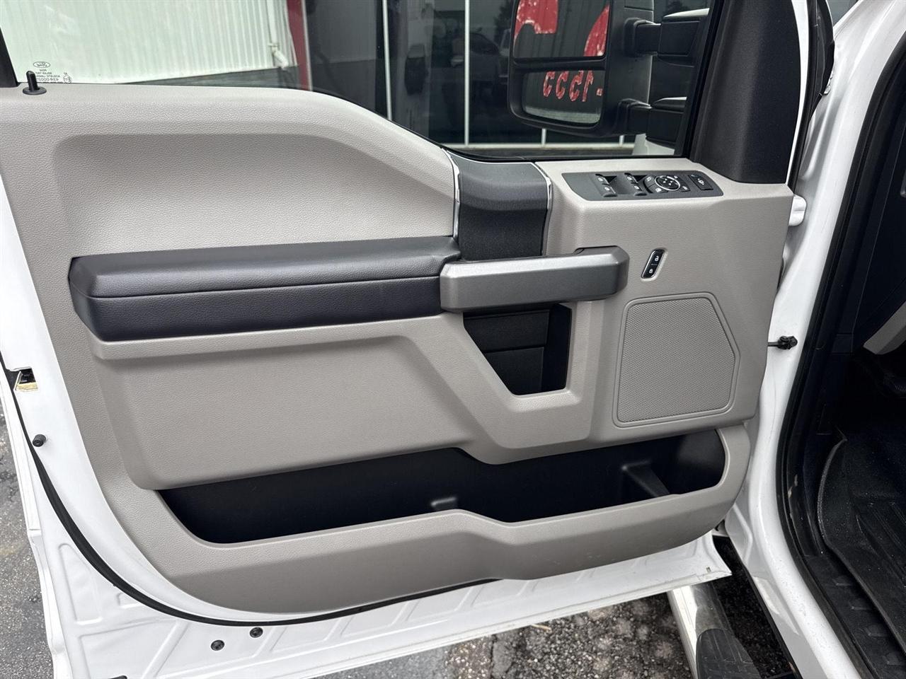 Ford Super Duty F-250 SRW King Ranch 4WD Crew Cab 8' Box 2017