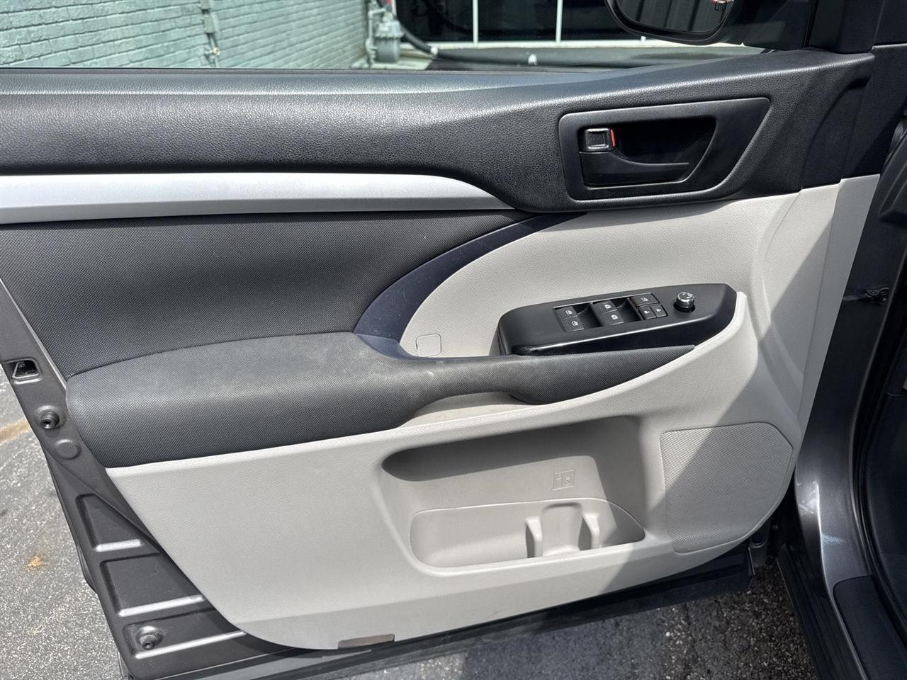 Toyota Highlander FWD 4dr V6 LE (Natl) 2016