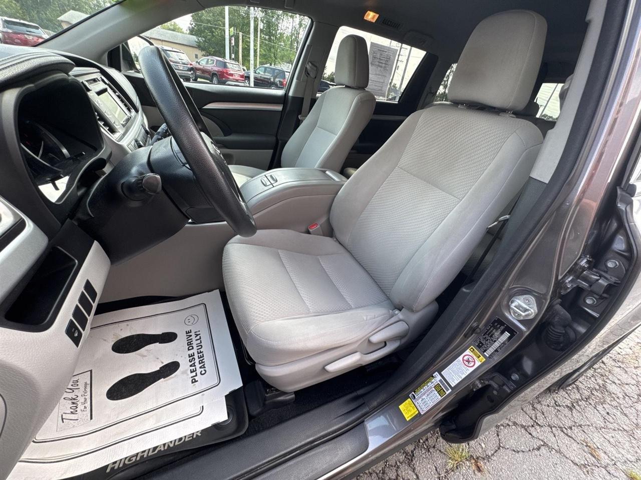 Toyota Highlander FWD 4dr V6 LE (Natl) 2016