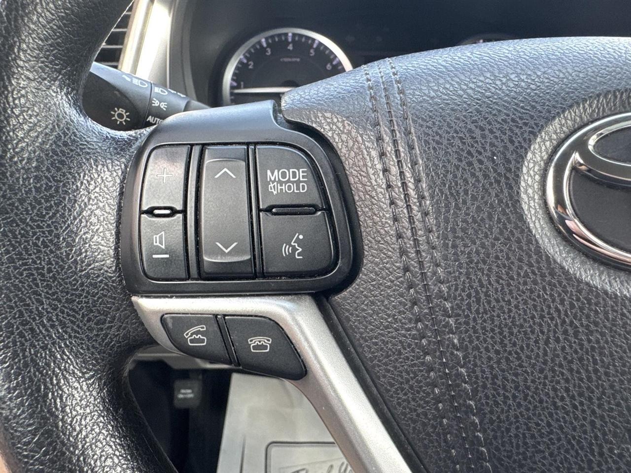 Toyota Highlander FWD 4dr V6 LE (Natl) 2016