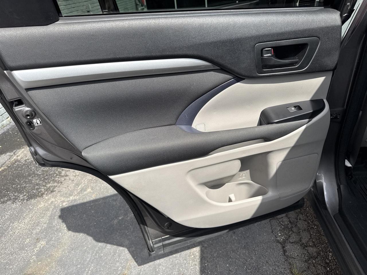 Toyota Highlander FWD 4dr V6 LE (Natl) 2016