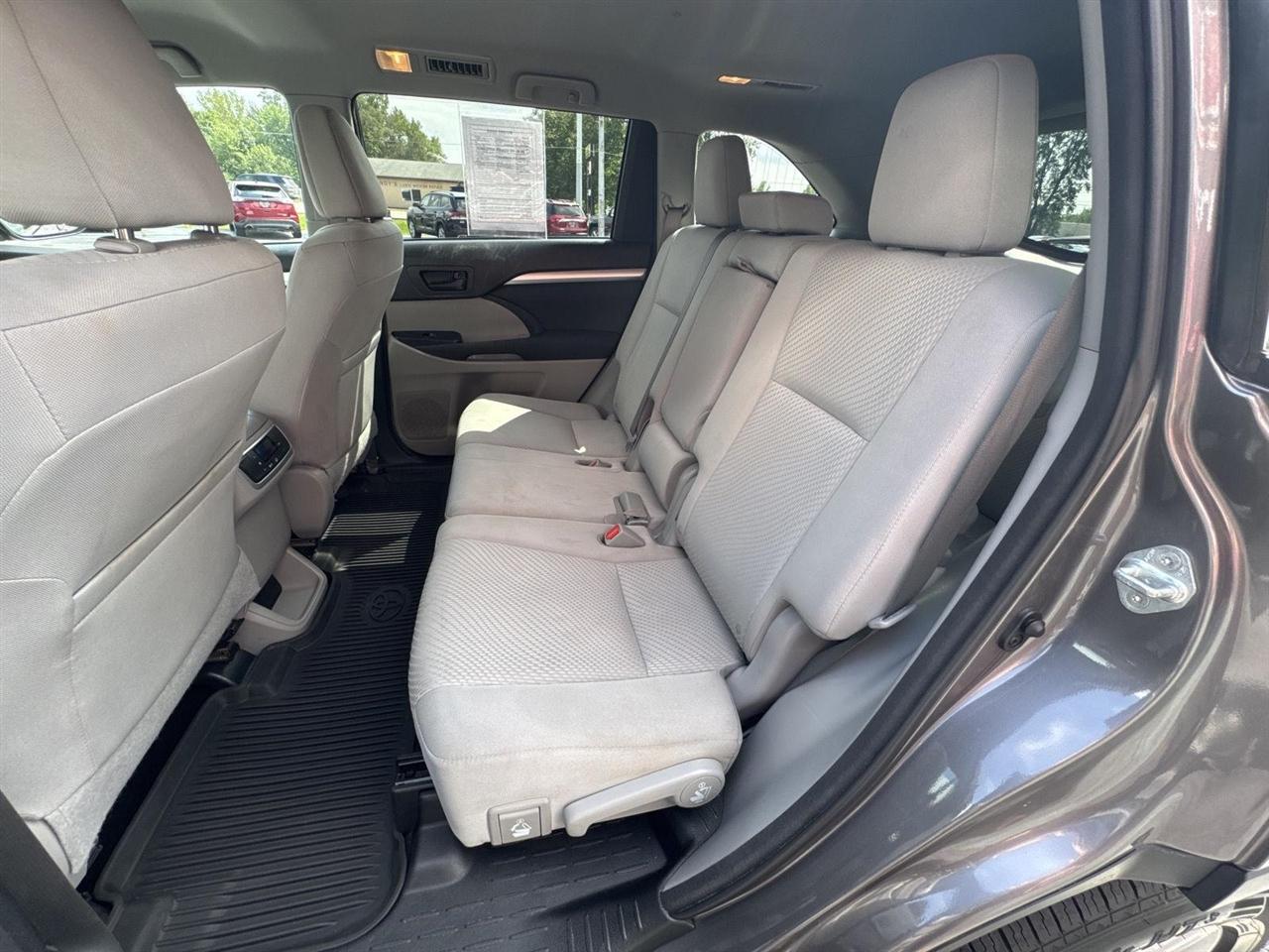Toyota Highlander FWD 4dr V6 LE (Natl) 2016