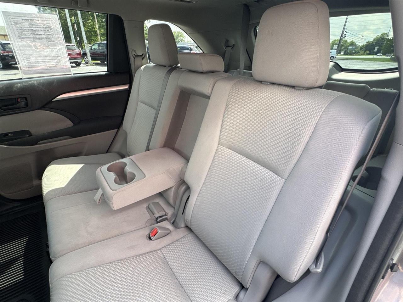 Toyota Highlander FWD 4dr V6 LE (Natl) 2016