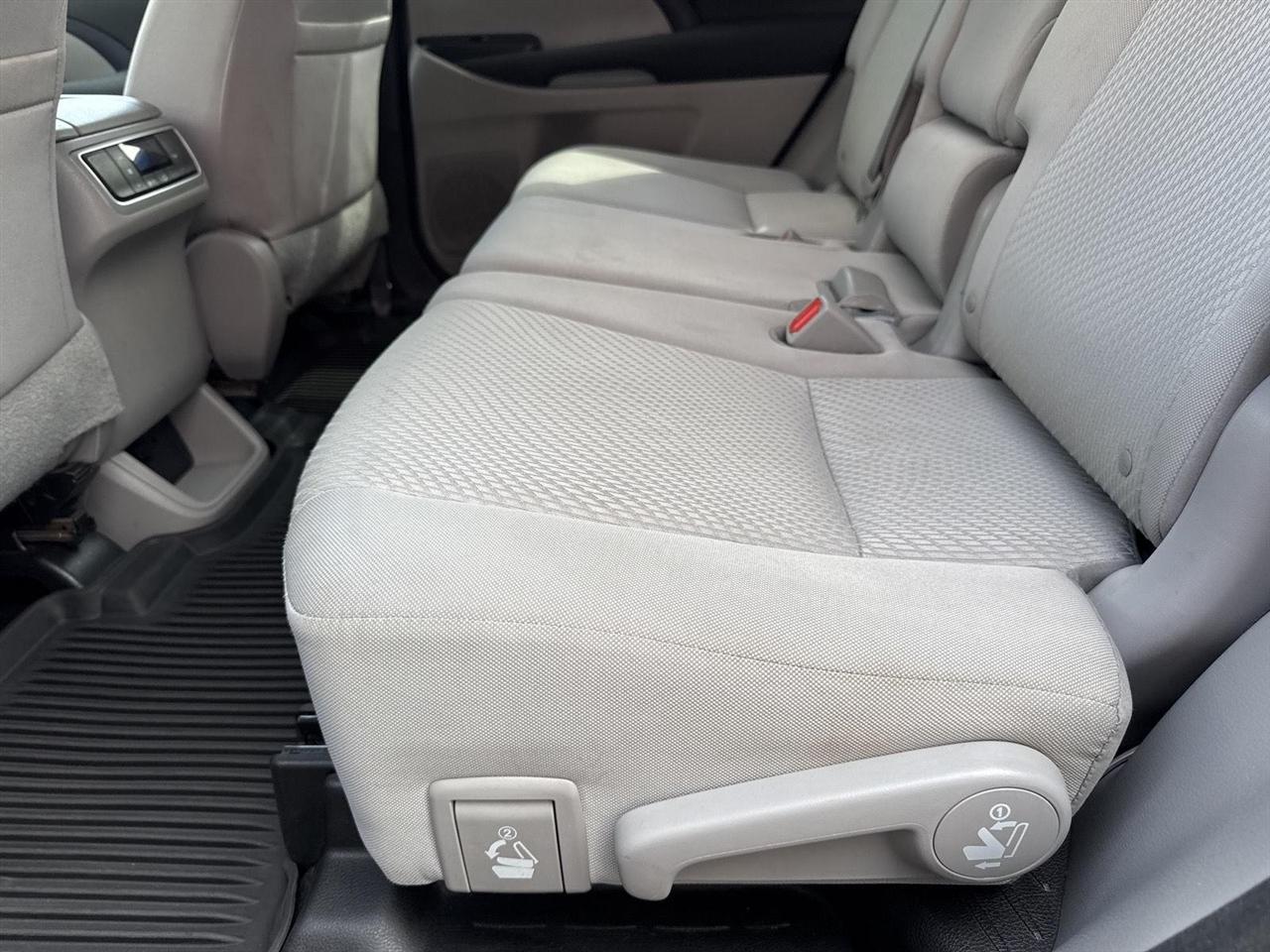 Toyota Highlander FWD 4dr V6 LE (Natl) 2016