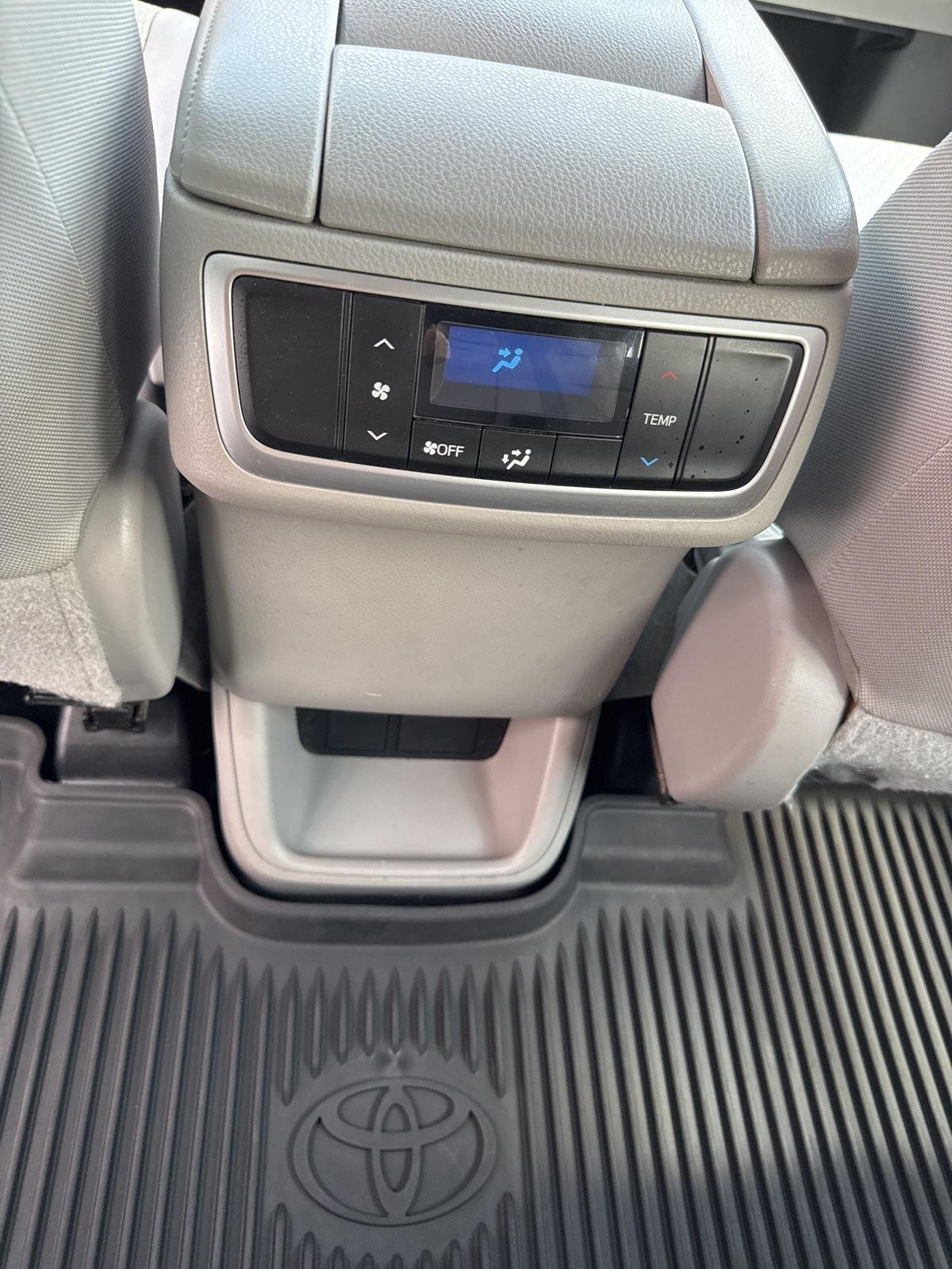 Toyota Highlander FWD 4dr V6 LE (Natl) 2016
