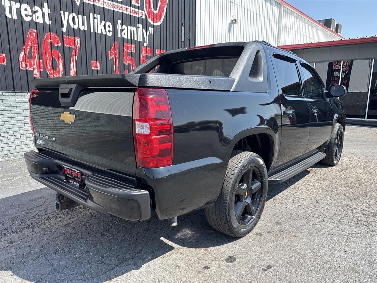 Chevrolet Avalanche 4WD Crew Cab LS 2012