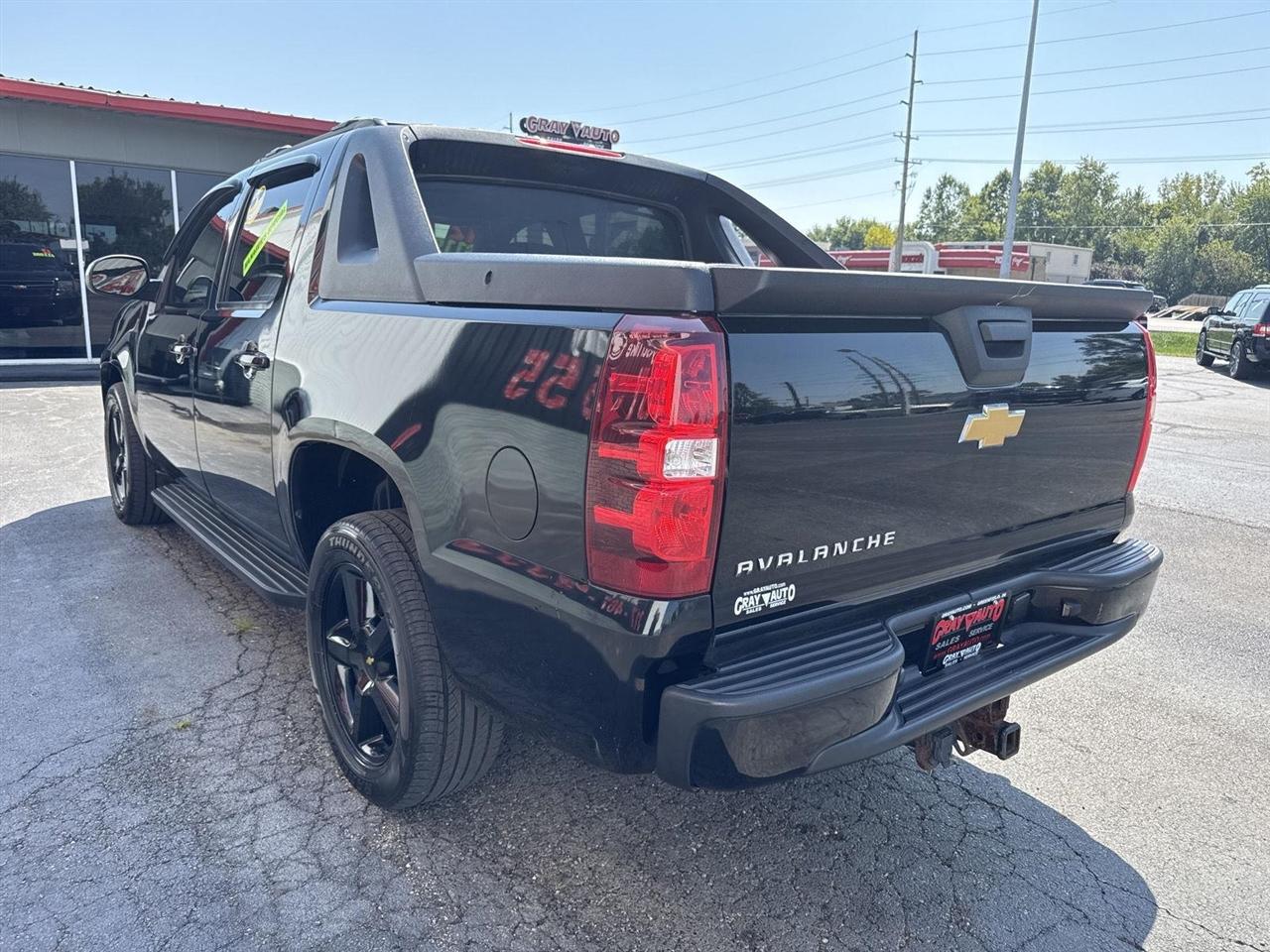 Chevrolet Avalanche 4WD Crew Cab LS 2012
