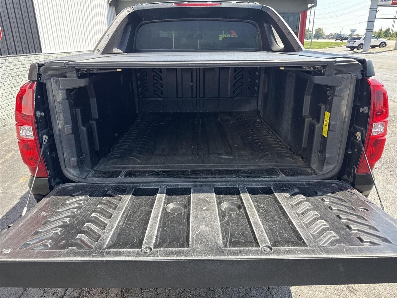 Chevrolet Avalanche 4WD Crew Cab LS 2012