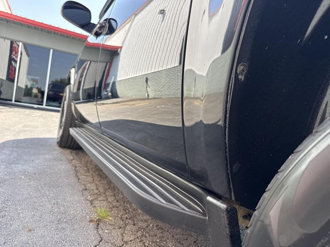 Chevrolet Avalanche 4WD Crew Cab LS 2012