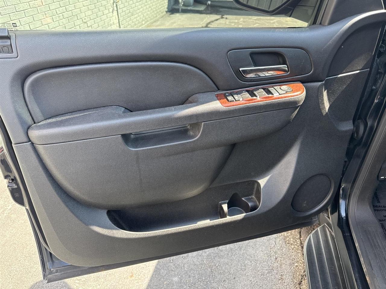 Chevrolet Avalanche 4WD Crew Cab LS 2012