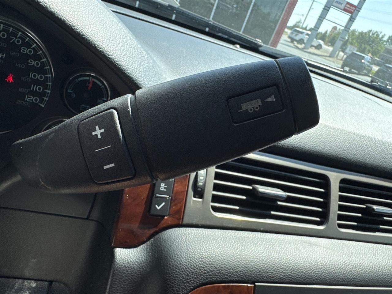 Chevrolet Avalanche 4WD Crew Cab LS 2012