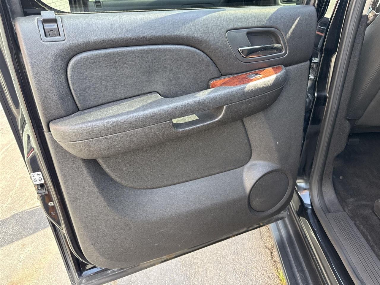 Chevrolet Avalanche 4WD Crew Cab LS 2012