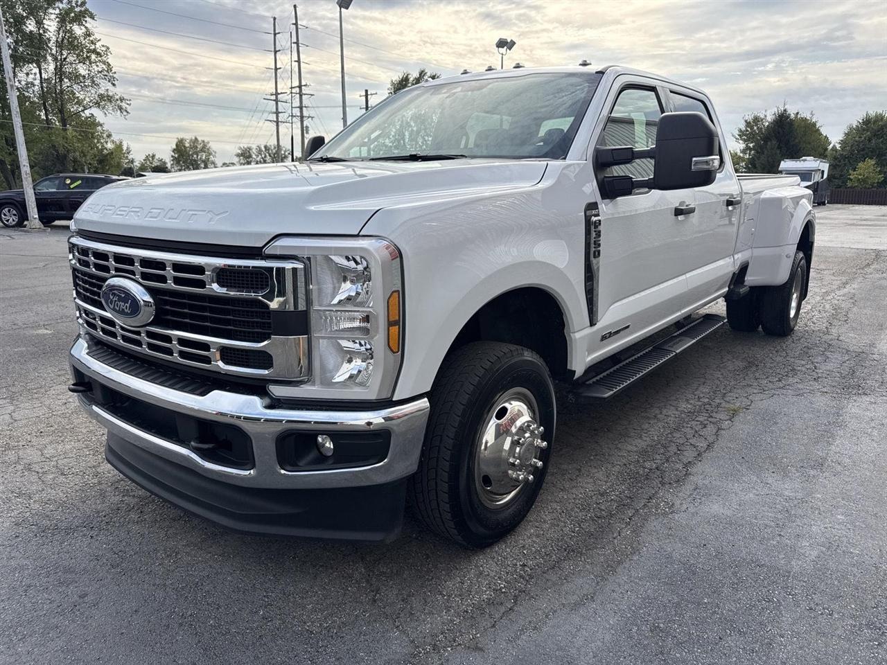 Ford Super Duty F-350 DRW Crew Cab 172" XLT 4WD 2026