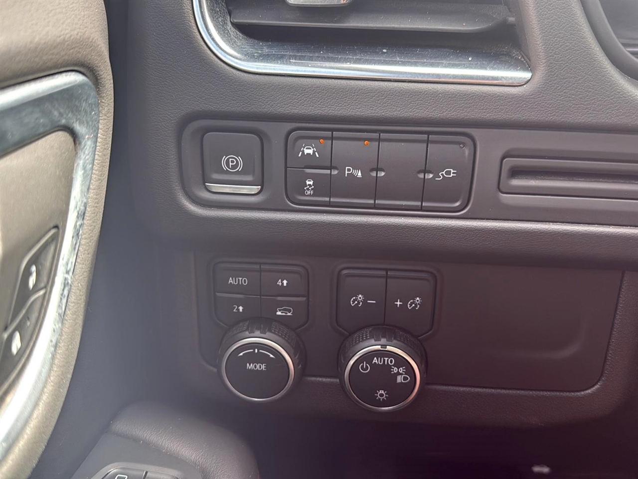 Chevrolet Suburban 4WD 4dr RST 2021