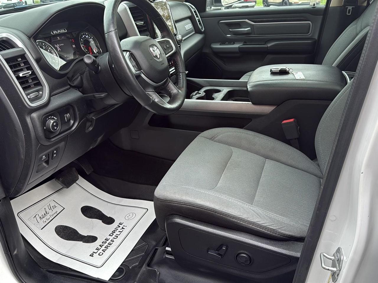 RAM 1500 Big Horn 4x4 Crew Cab 5'7" Box 2020