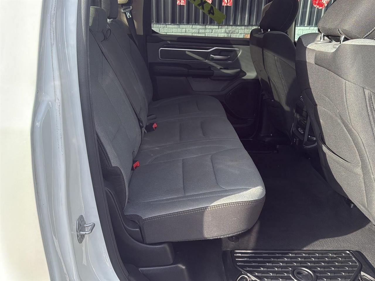RAM 1500 Big Horn 4x4 Crew Cab 5'7" Box 2020
