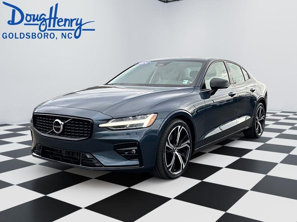 2024 Volvo S60 B5 Core Dark Theme