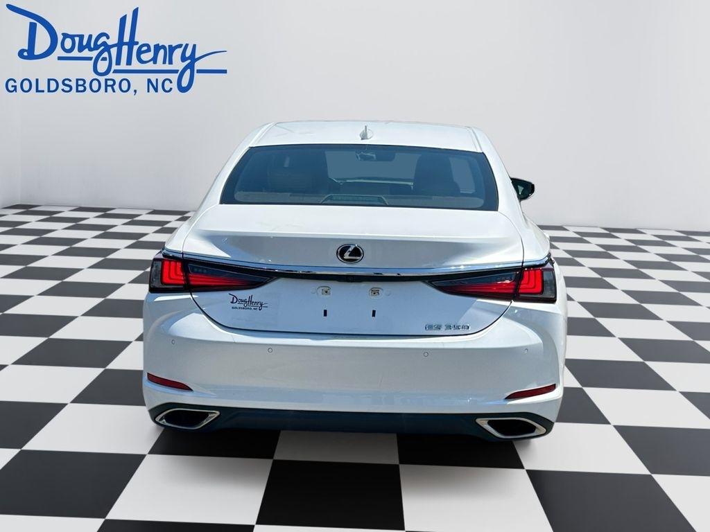 Lexus ES  2021