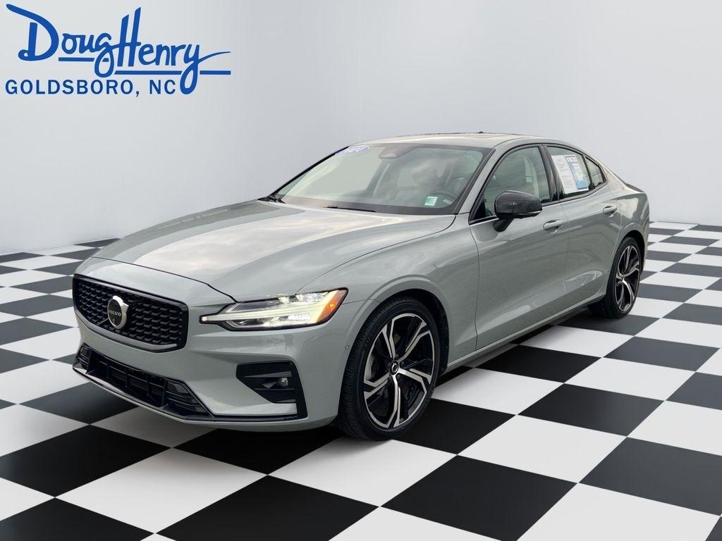 2024 Volvo S60 B5 Plus Dark Theme