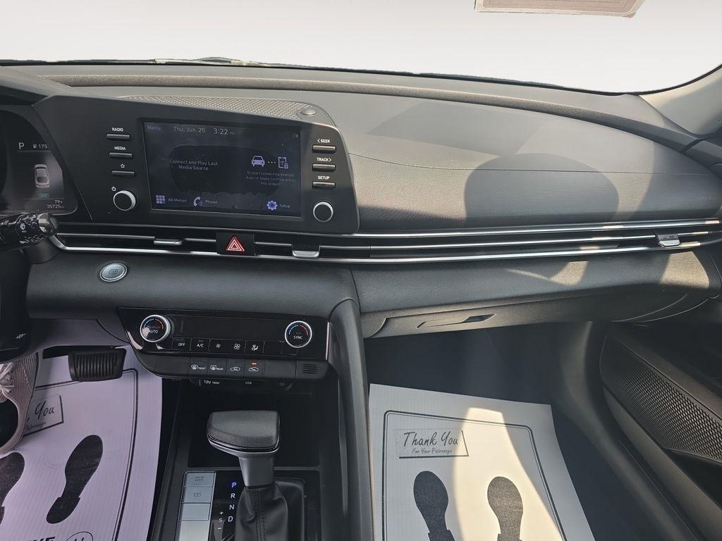 Hyundai Elantra  2021