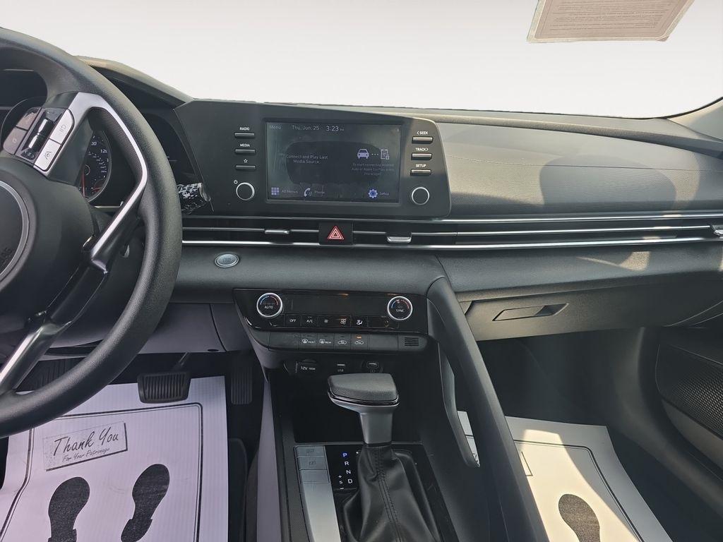Hyundai Elantra  2021
