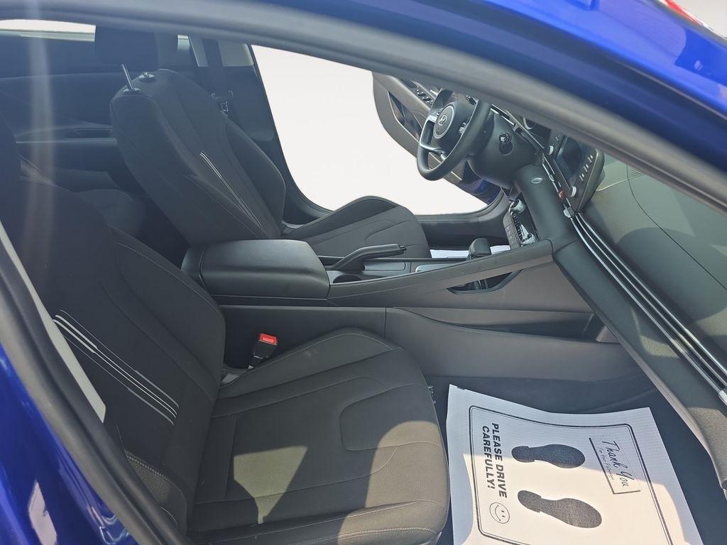 Hyundai Elantra  2021