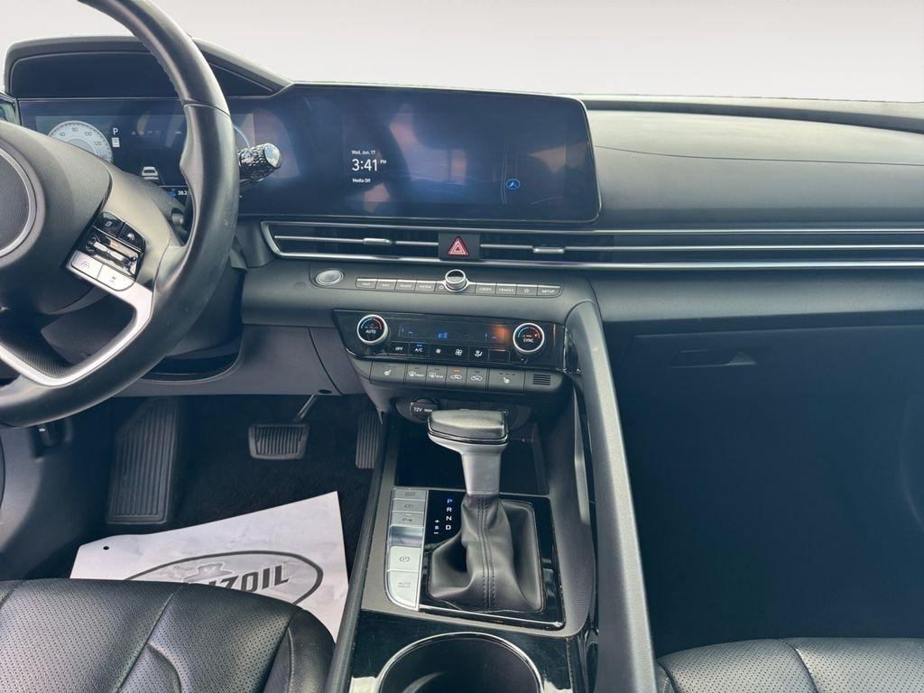 Hyundai Elantra  2024