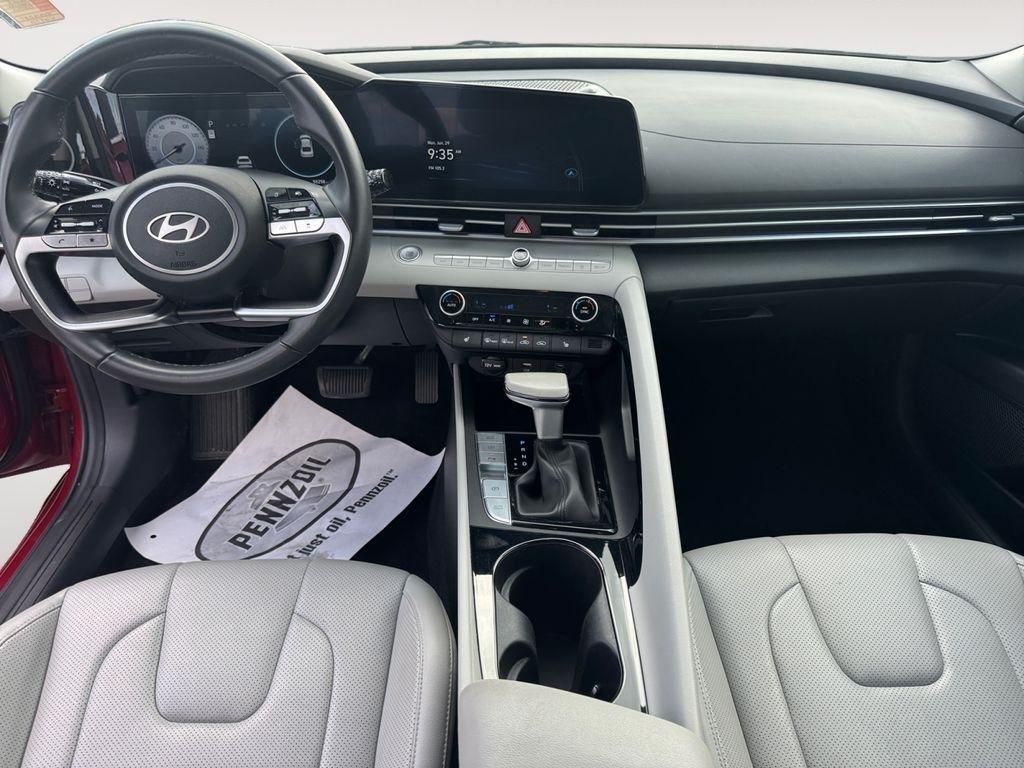 Hyundai Elantra  2024