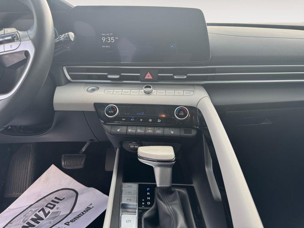 Hyundai Elantra  2024