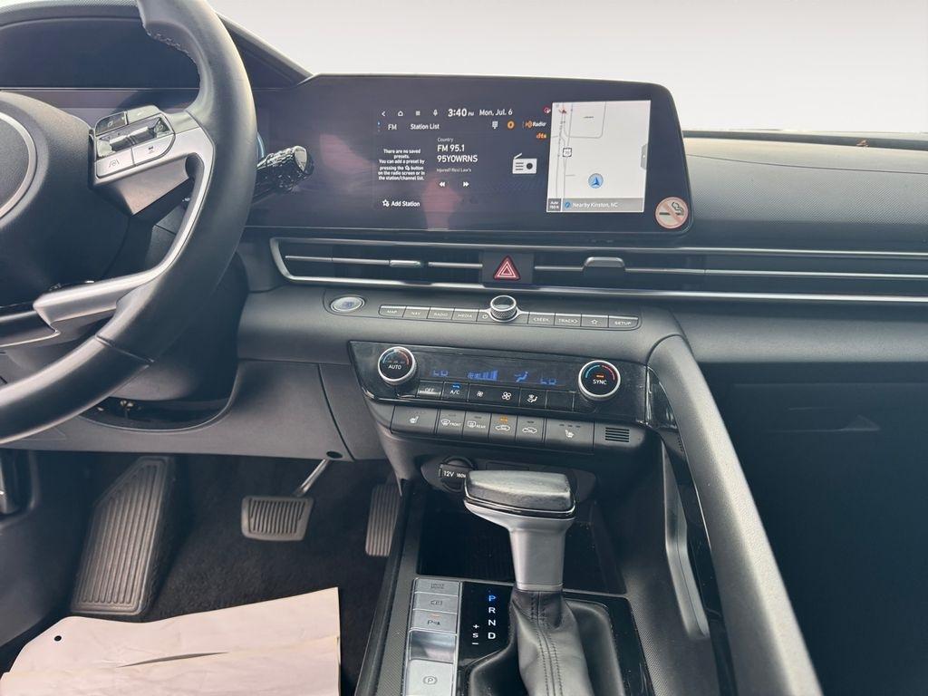 Hyundai Elantra  2024