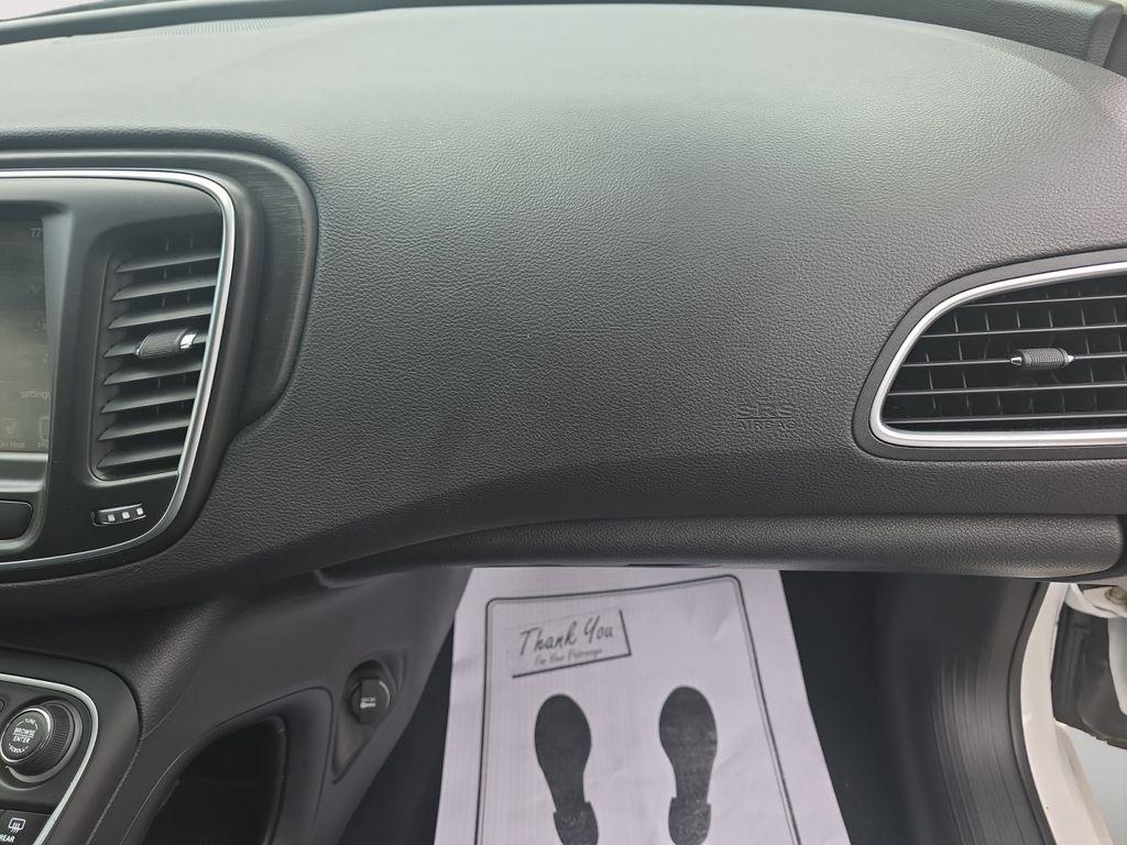 Chrysler 200  2017