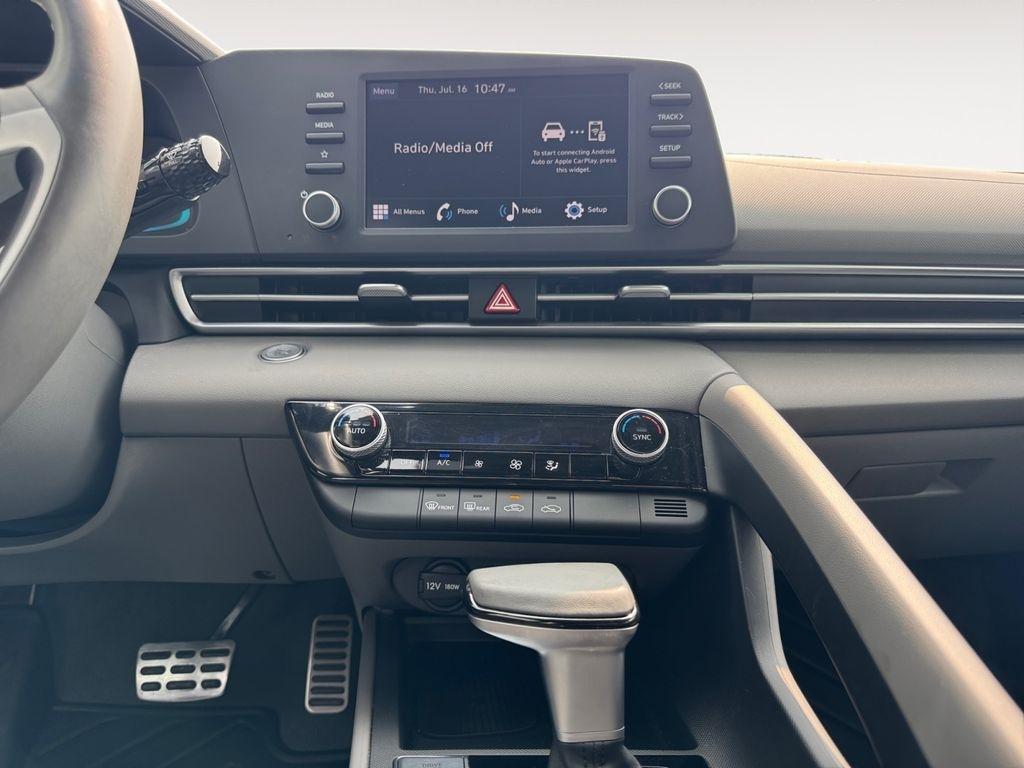 Hyundai Elantra  2025