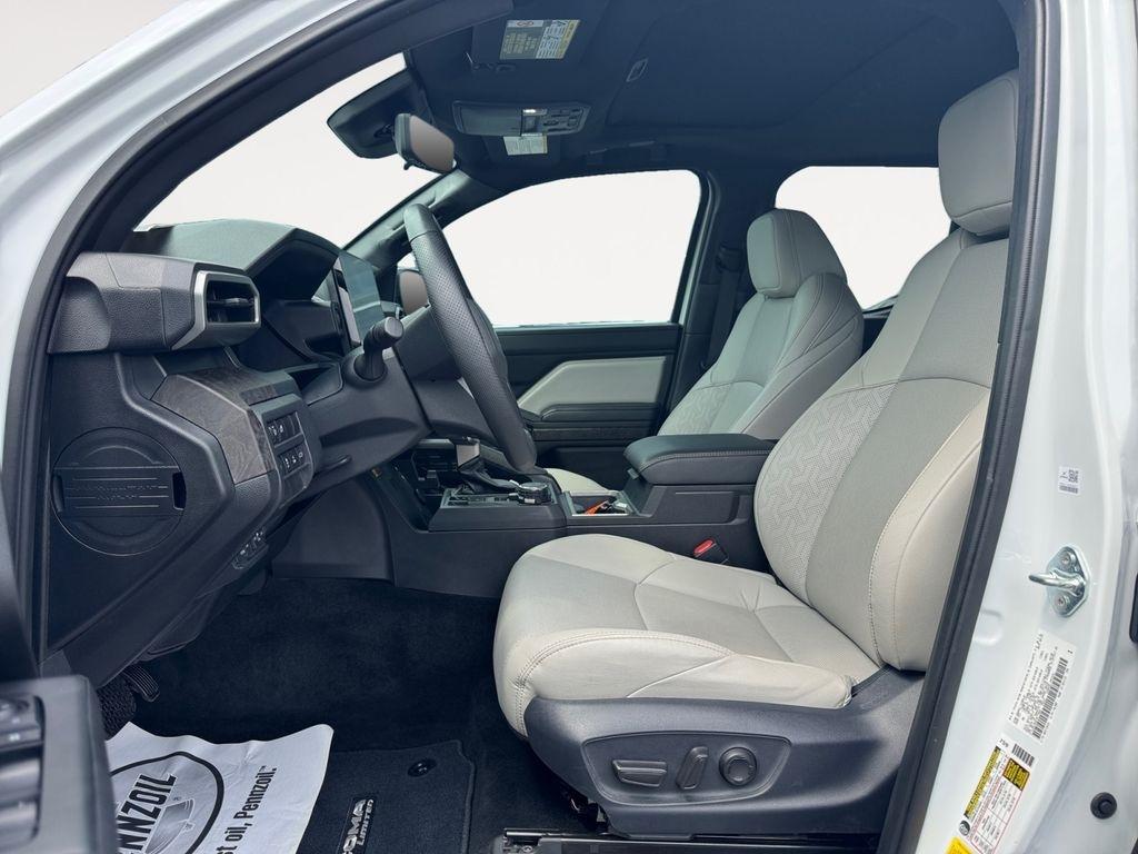 Toyota Tacoma 4WD  2025