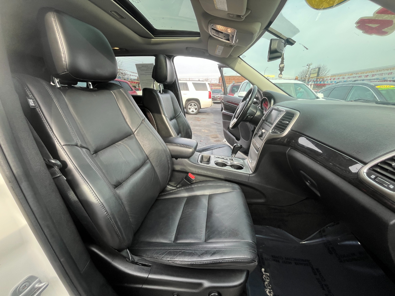 2011 Jeep Grand Cherokee Laredo photo 2