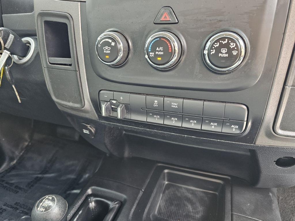 RAM 2500 Tradesman Crew Cab SWB 4WD 2016