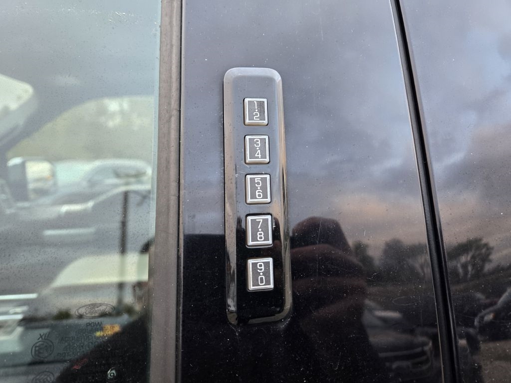 Ford F-150 Lariat SuperCrew 4WD 2016 Ford F-150 Lariat SuperCrew 4WD 2016