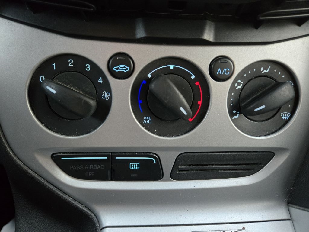 Ford Focus SE Sedan 2014