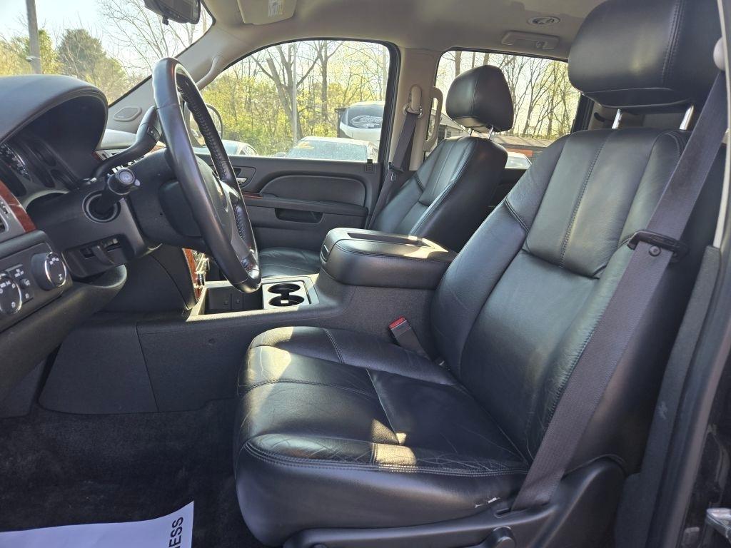 Chevrolet Suburban LT 1500 4WD 2012